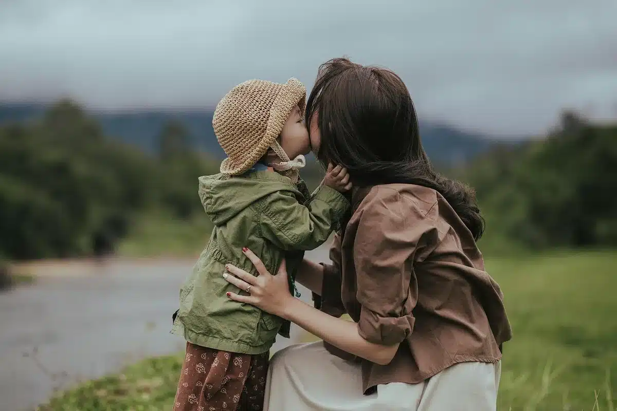 Parent assis, mains sur les genoux, prenant une respiration profonde dans un salon lumineux