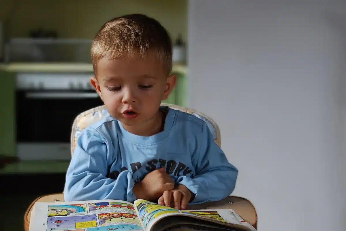 Enfant lisant une bande dessinée avec un adulte