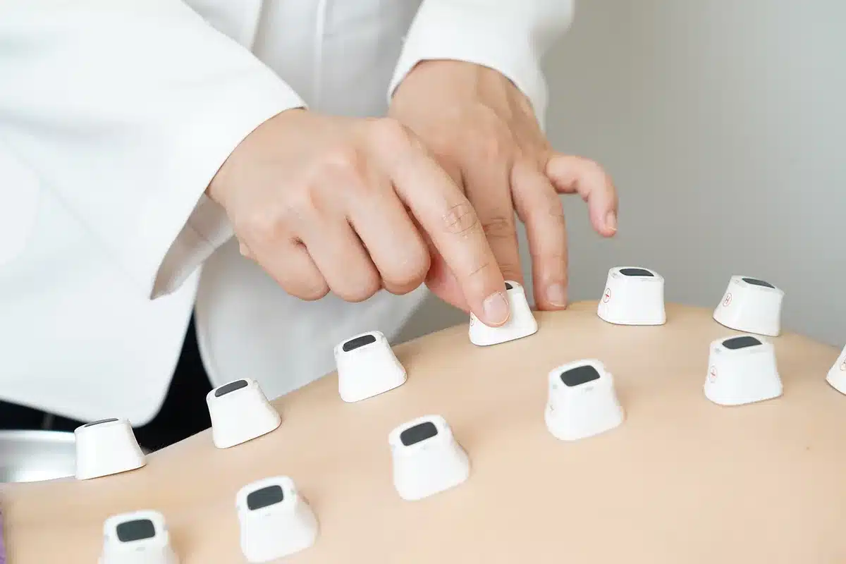 Séance de rééducation en kinésithérapie avec patient et thérapeute