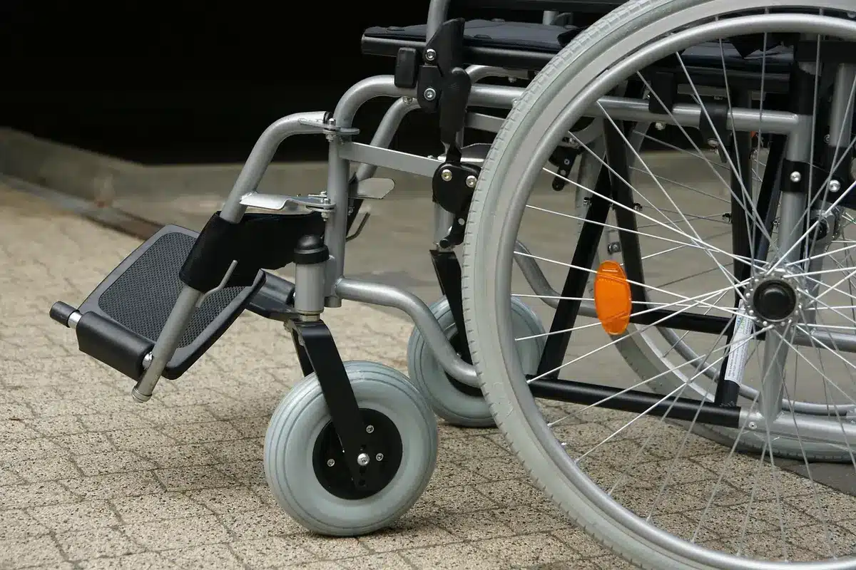 Rampe d'accès extérieure d'un équipement sportif vue en journée