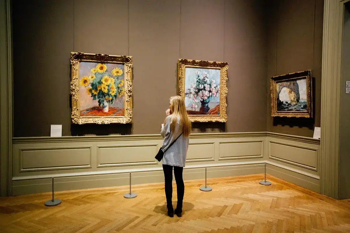 Visiteur tenant un appareil audioguide dans une galerie de musée