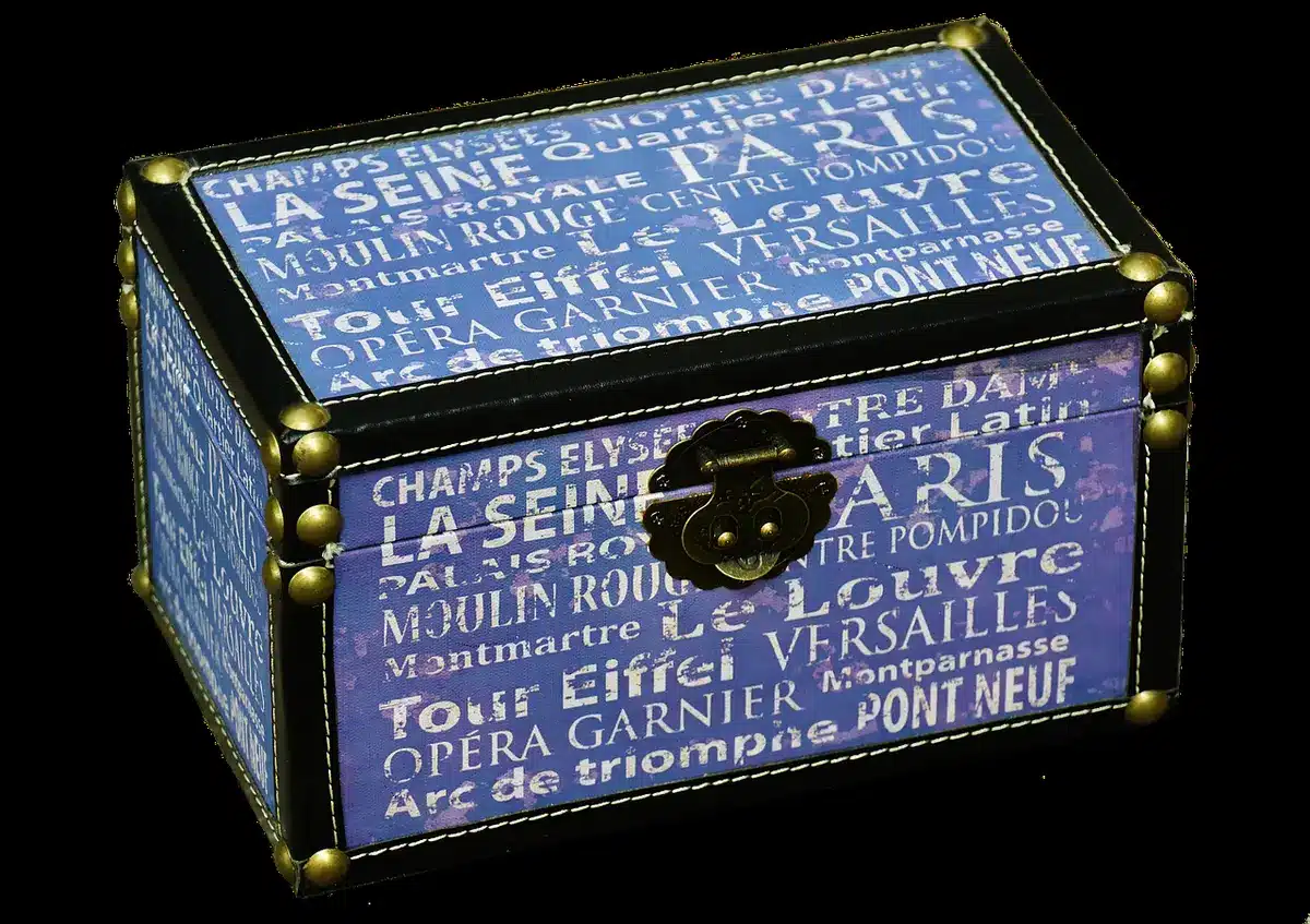 Téléphone rangé dans une boîte sur une étagère, intérieur en plein jour