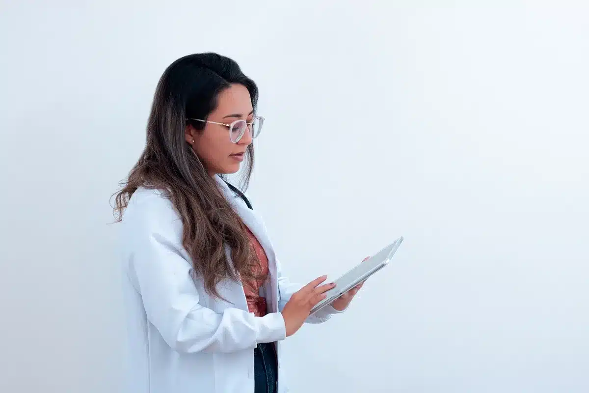 Thérapeute discutant avec un patient dans une salle de soin lumineuse