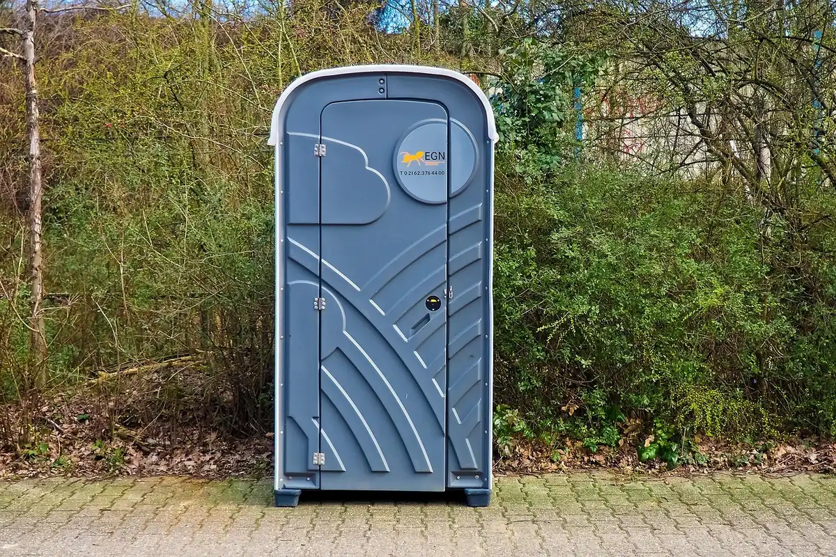 Porte de toilettes avec capteur automatique et barre d'appui visible