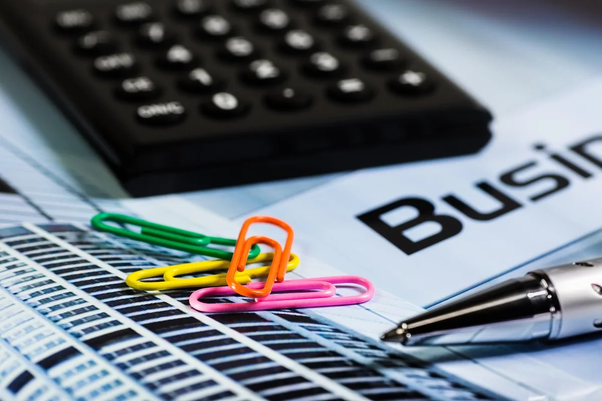 Calculatrice, billets et documents de voyage sur une table