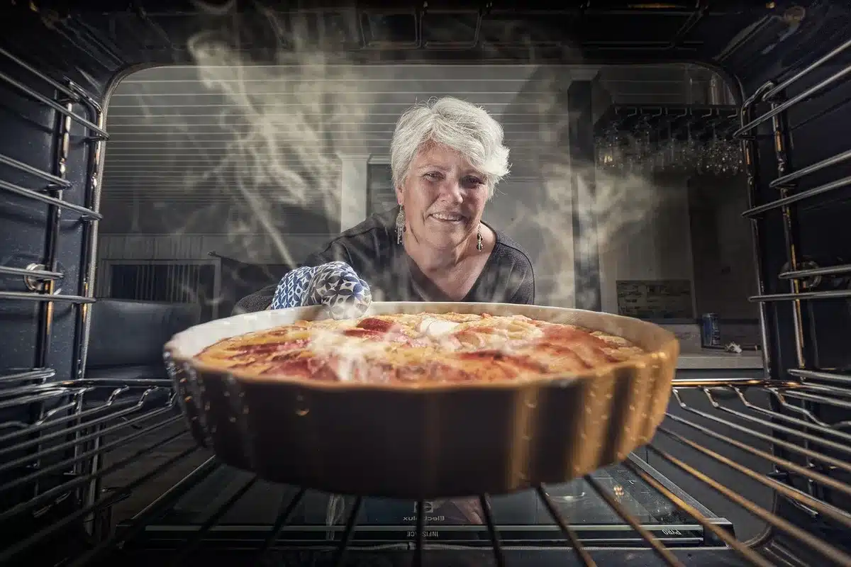 Enfant aidant à préparer une recette simple sur une table de cuisine ensoleillée