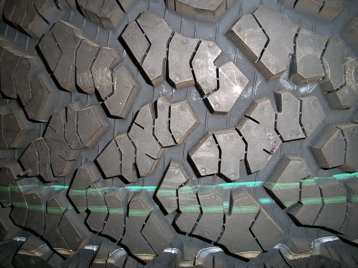 Gros plan sur pneu cranté de trottinette tout-terrain