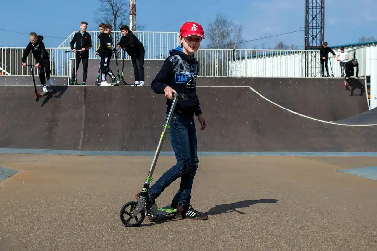 Suspension d'une trottinette tout-terrain montrant débattement
