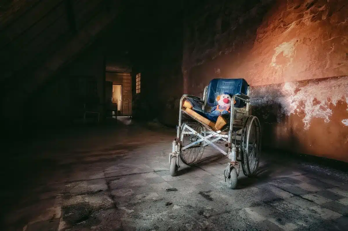 Un fauteuil roulant sur un podium de mode pendant un défilé en plein jour