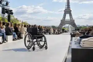 Virginie Dubost défile en fauteuil roulant à la Fashion Week 2026